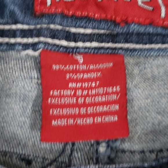 Red Rivet - Picture 4 of 12